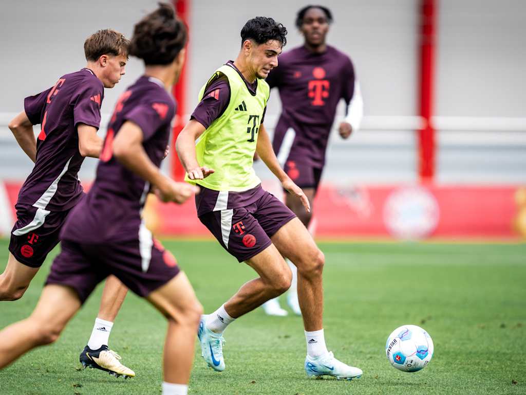 Aleksandar Pavlovic in a challenge in FC Bayern training