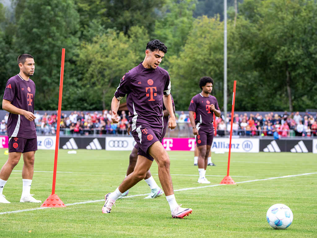 Aleksandar Pavlovic im öffentlichen Training des FC Bayern am Tegernsee