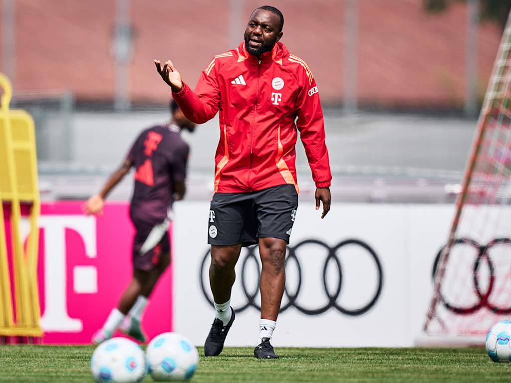 Floribert N'Galula gives instructions in FC Bayern training.