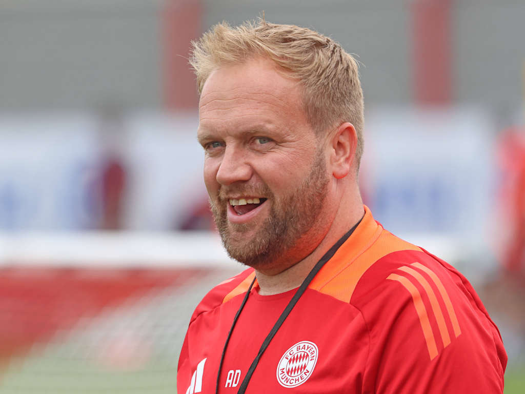 Assistant coach Aaron Danks laughs in Bayern training