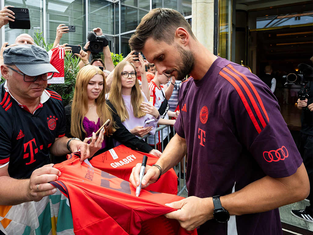 Sven Ulreich schreibt im Trainingslager am Tegernsee Autogramme