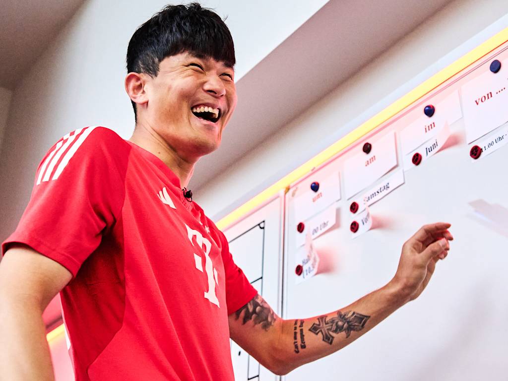 Minjae Kim se ríe durante las clases de alemán en el FC Bayern