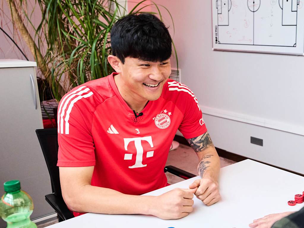 Minjae Kim at a German lesson at FC Bayern