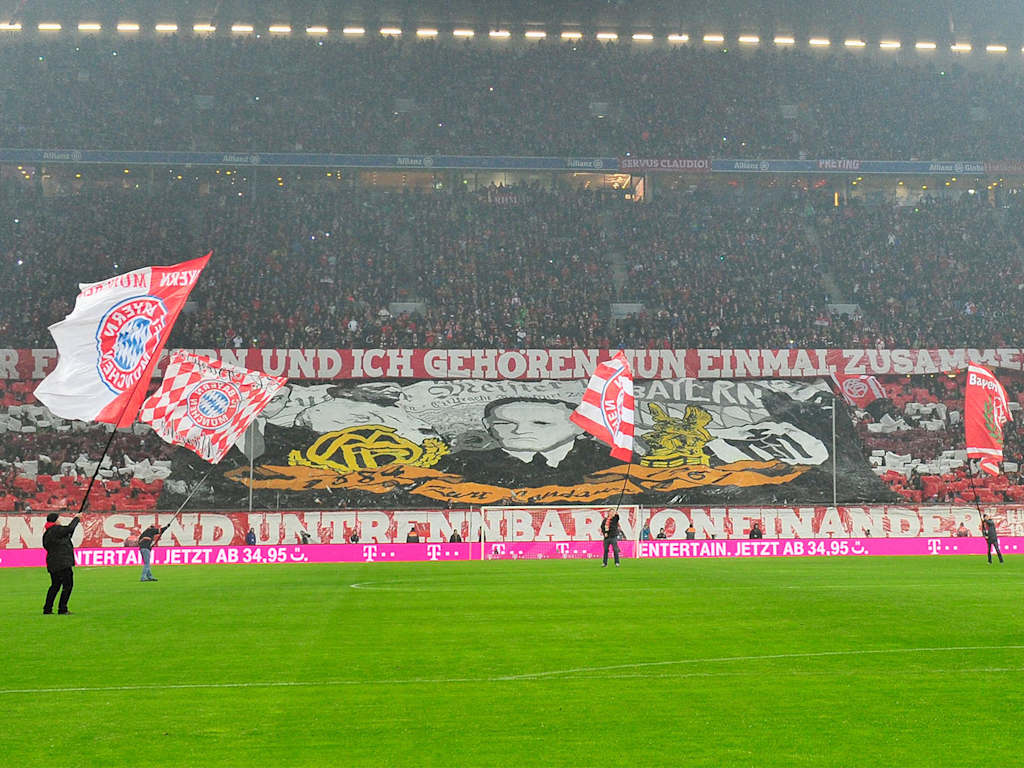 Aficionados del FC Bayern realizan una coreografía en honor a Kurt Landauer en un partido de la Bundesliga en el Allianz Arena.