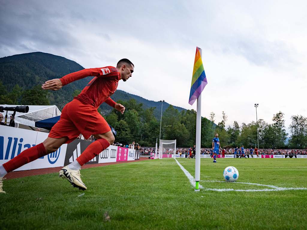 Arijon Ibrahimovic ejecuta un saque de esquina en el partido amistoso contra el FC Rottach-Egern