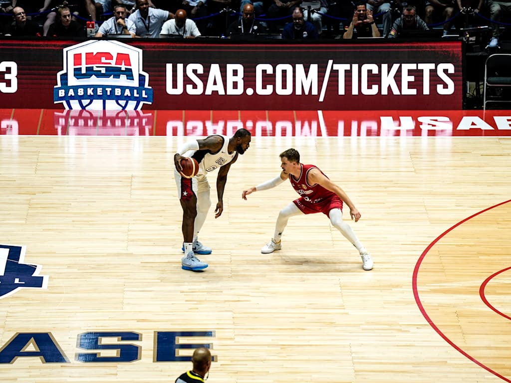 Deutschland mit Andreas Obst (rechts) brachte die USA mit LeBron James (l.) im letzten Vorbereitungsspielspiel an den Rand einer Niederlage.