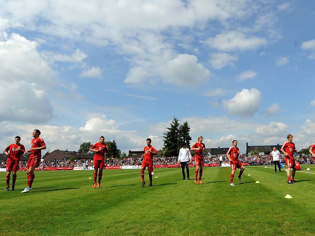 FC Bayern-Spieler wärmen sich vor einem Freundschaftsspiel in Düren im Mai 2011 auf.
