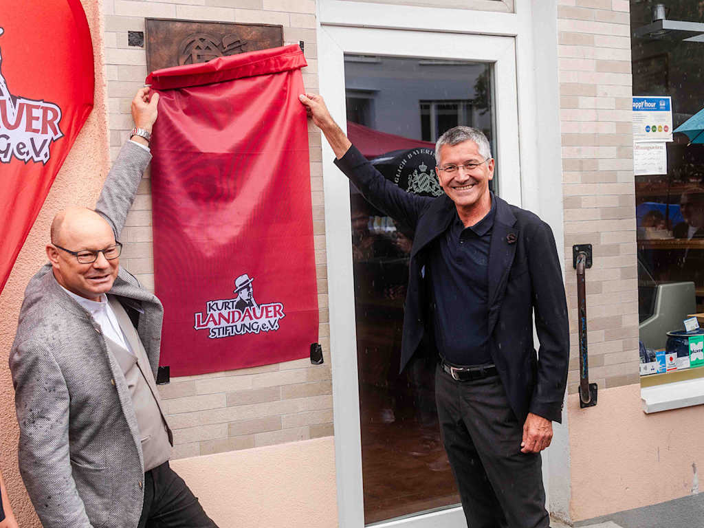 Herbert Hainer und Bürgermeister Hermann Nafziger enthüllen die Gedenktafel am Geburtshaus von Kurt Landauer