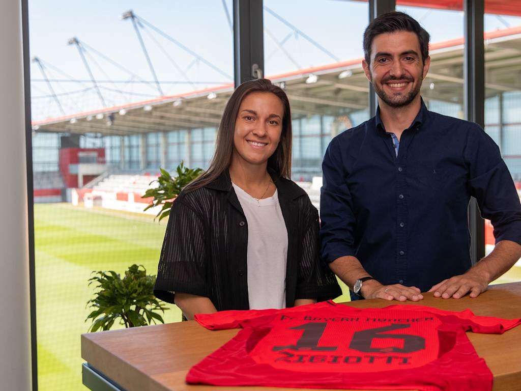 Julia Zigiotti Olme und Francisco De Sá Fardilha bei der Vertragsunterschrift