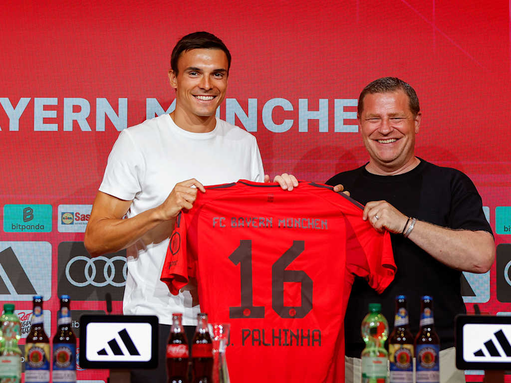 Neuzugang Joao Palinha in einem FC Bayern-Trikot