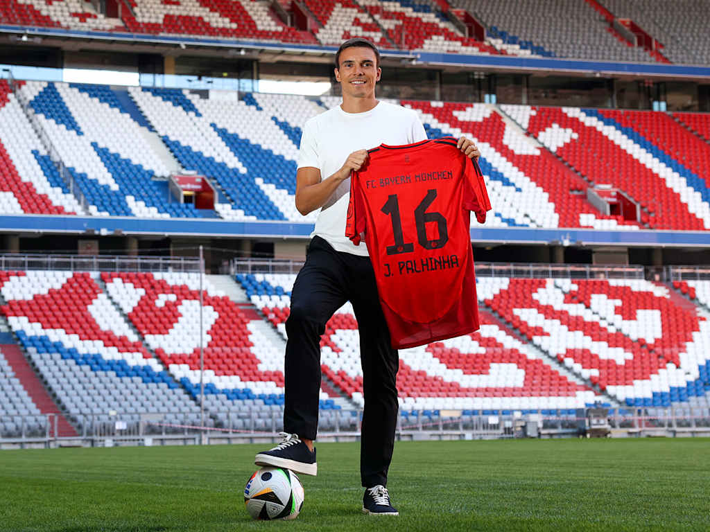 Der neue FC Bayern-Mittelfeldspieler João Palhinha in der Allianz Arena