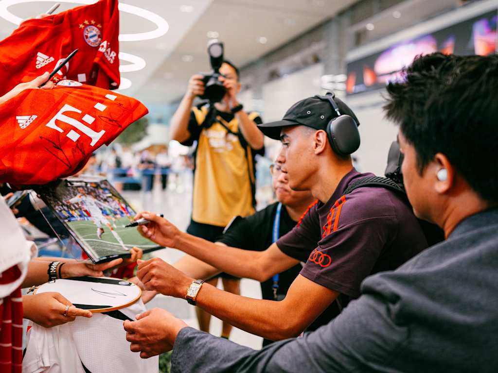 Jamal Musiala signs autographs at Seoul airport