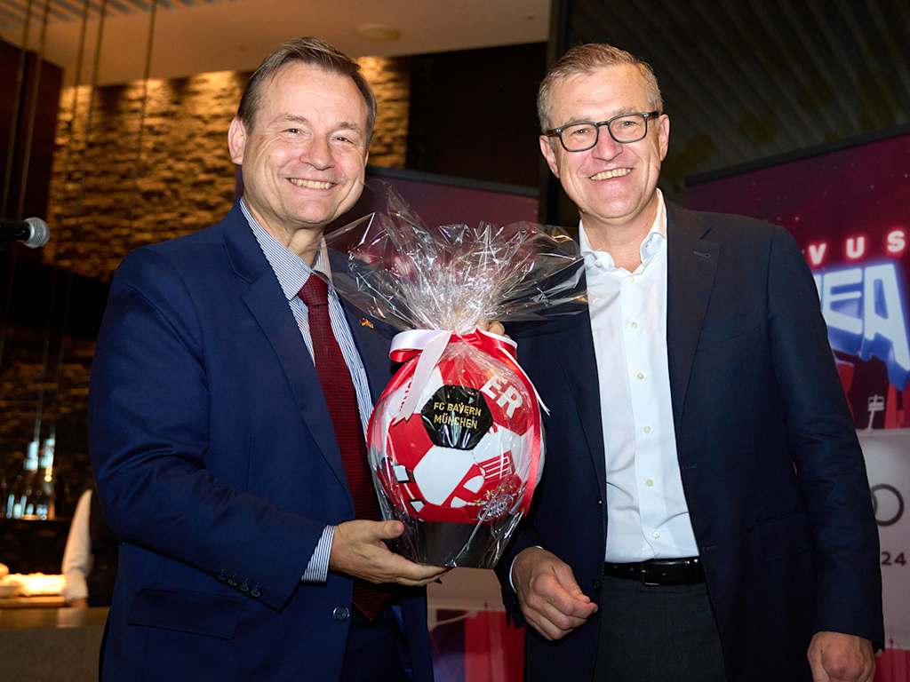 CEO Jan-Christian Dreesen with German ambassador Wilfried Schmidt.
