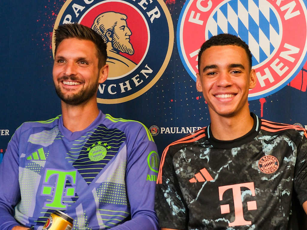 Sven Ulreich und Jamal Musiala sind bester Laune beim Paulaner-FC Bayern-Fanevent in Seoul