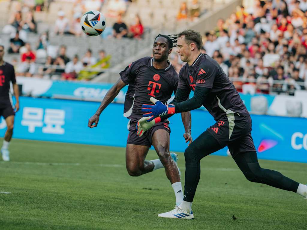 Mathy Tel und Manuel Neuer im Zweikampf im Training des FC Bayern in Seoul.