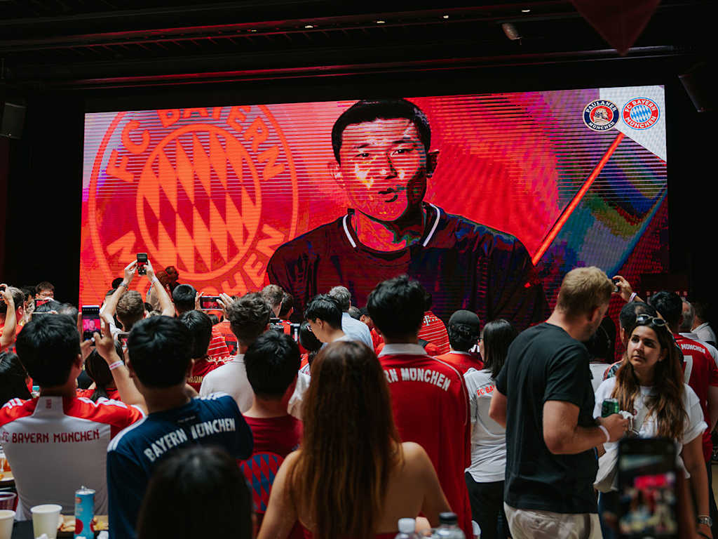 Über eine Leinwand spricht Minjae Kim zu den zahlreichen Fans