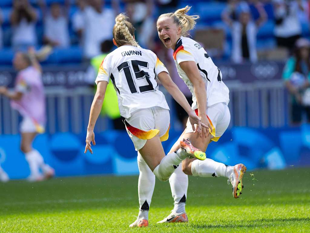 Giulia Gwinn und Lea Schüller von den DFB-Frauen beim Jubeln.