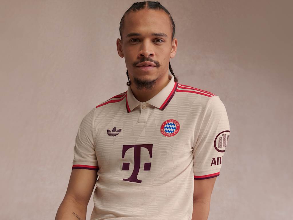 Leroy Sané im neuen Champions League-Trikot 2024-2025 des FC Bayern
