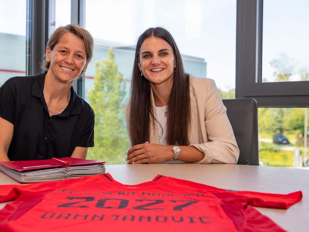 Jovana Damnjanović und Bianca Rech von den FC Bayern Frauen bei der Vertragsunterschrift
