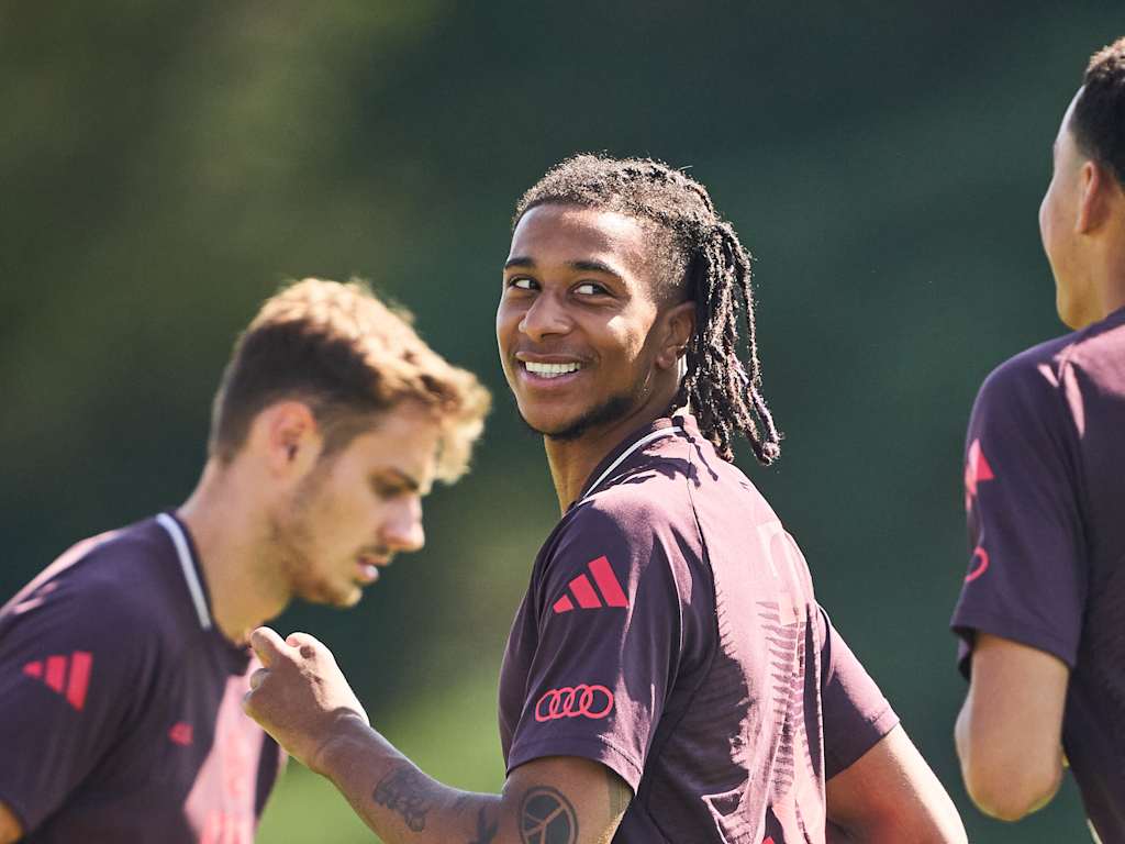 Michael Olise im Training des FC Bayern
