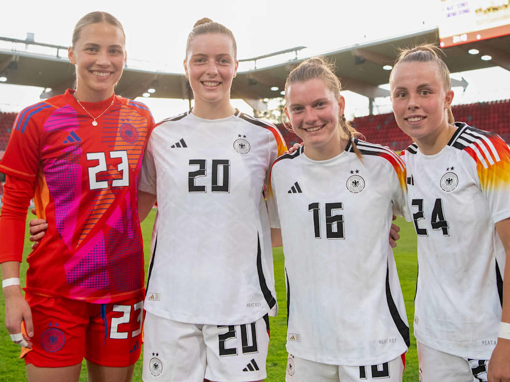 Juliane Schmid, Alara Şehitler, Sarah Ernst und Laura Gloning von den FC Bayern Frauen im Trikot der Nationalmannschaft.