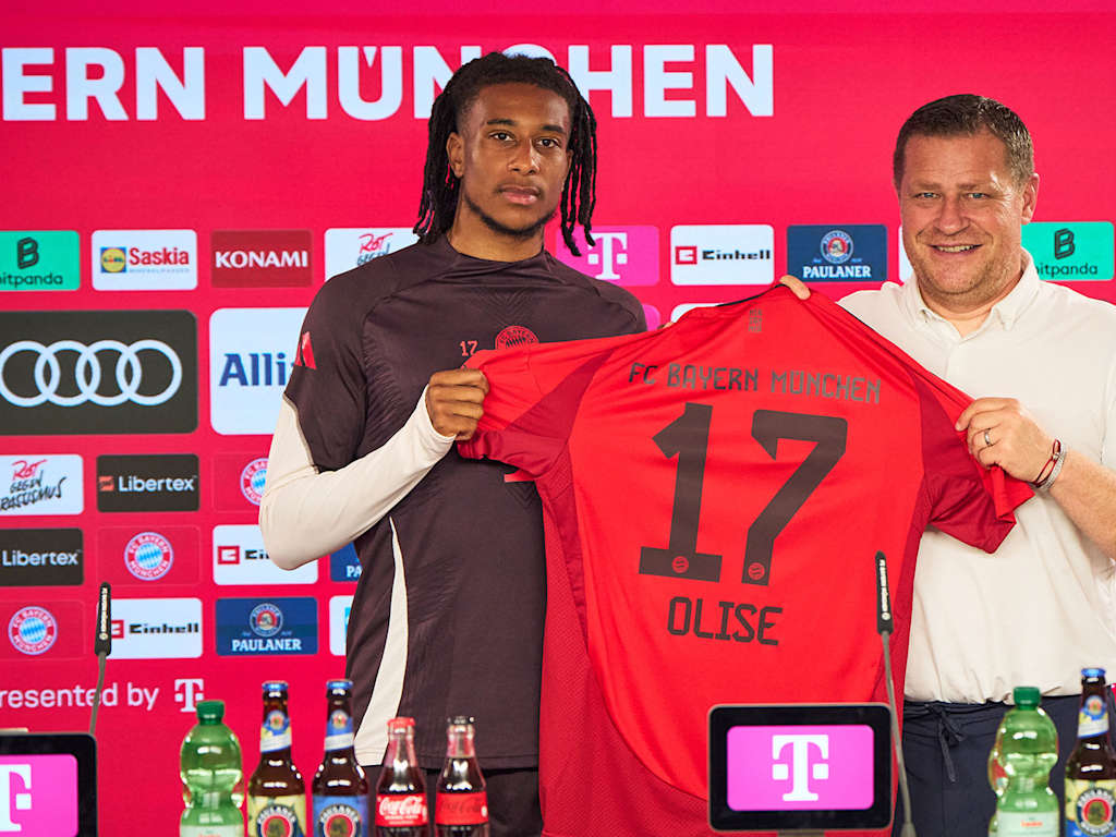 FC Bayern Neuzugang Michael Olise mit Sportvorstand Max Eberl