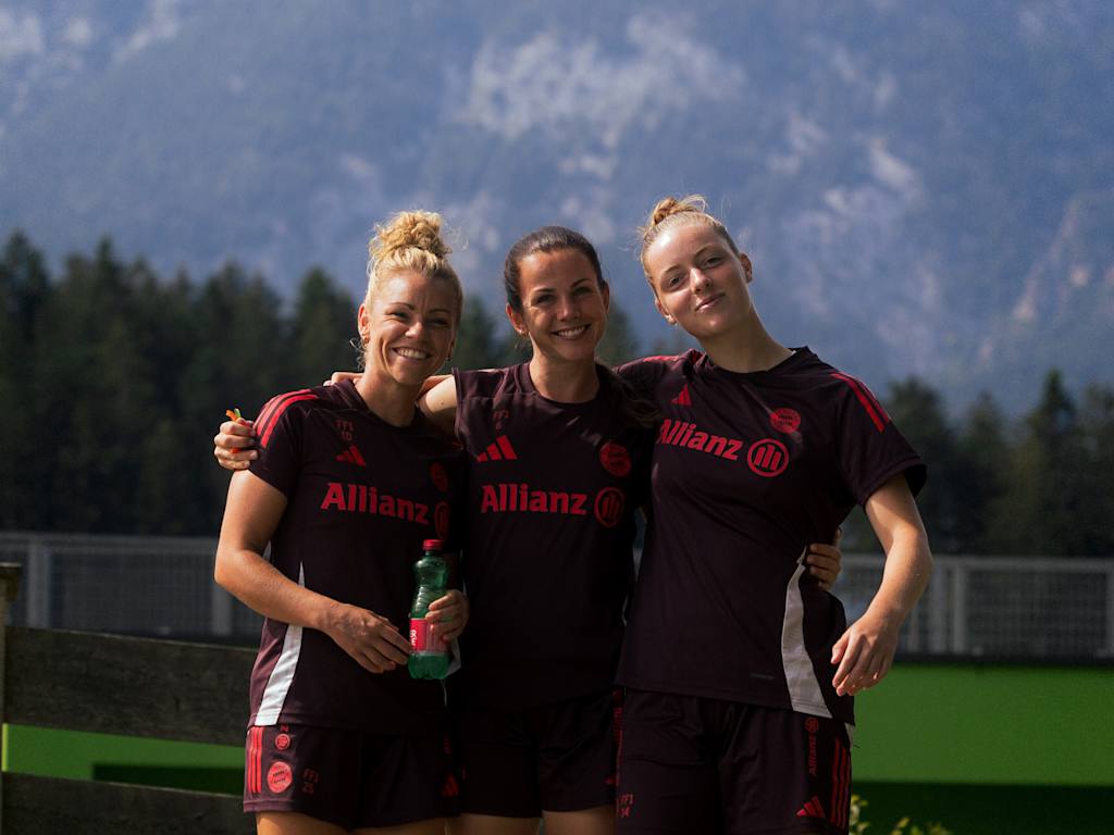 Die FC Bayern Spielerinnen Linda Dallmann, Tuva Hansen und Alara Sehitler im Trainingslager