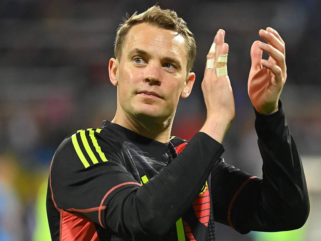 Manuel Neuer da las gracias a la afición con la camiseta de la selección alemana