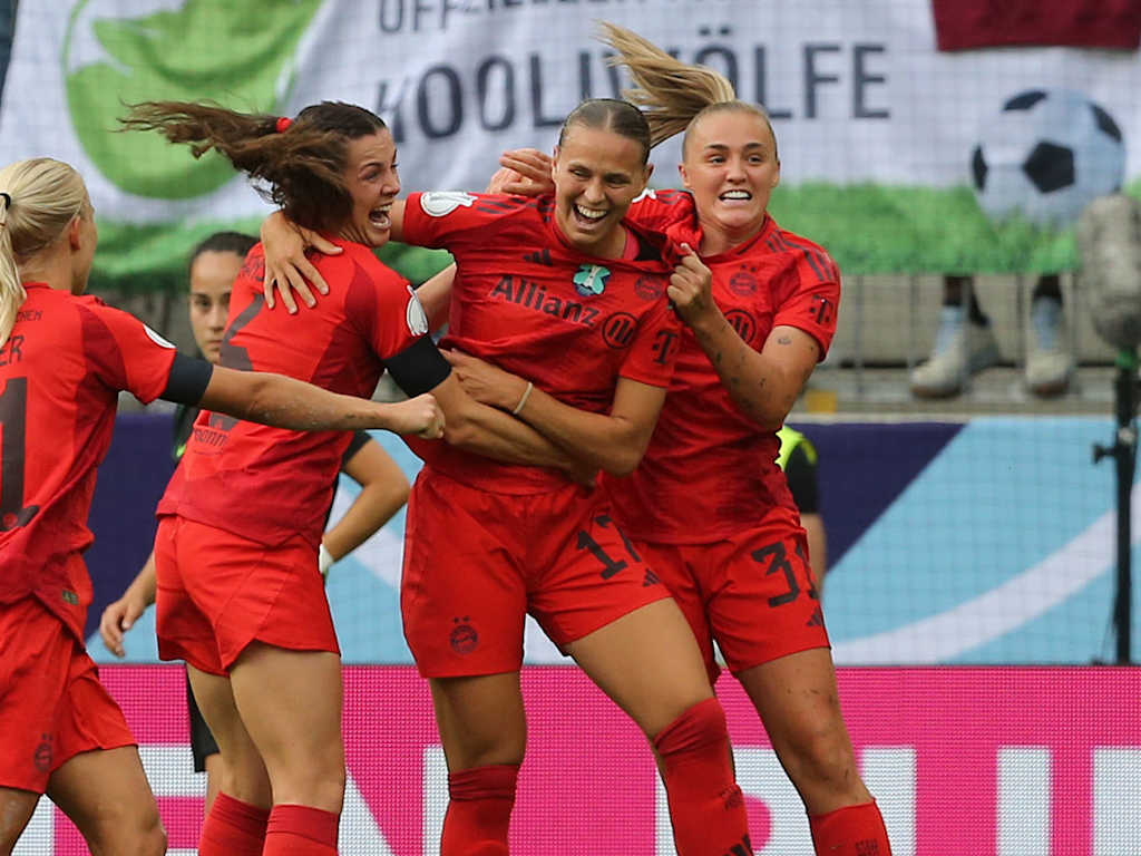 Jubel der FC Bayern Frauen nach einem Tor im Supercup gegen Wolfsburg