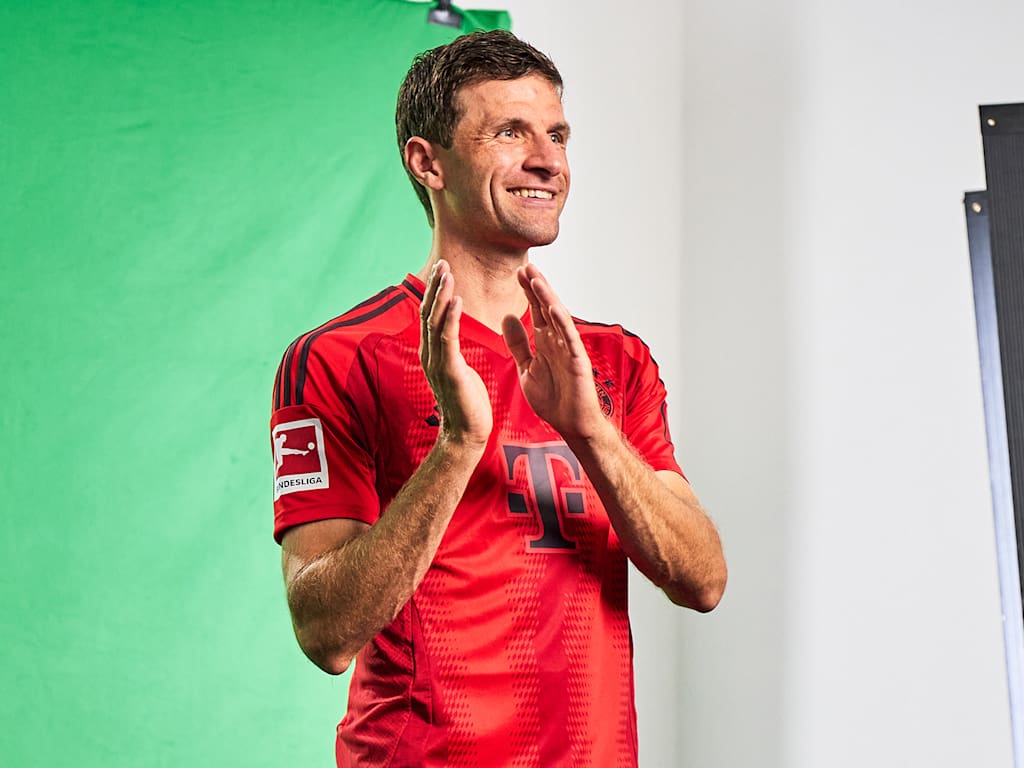 Thomas Müller formt die Gebärde für seinen Namen