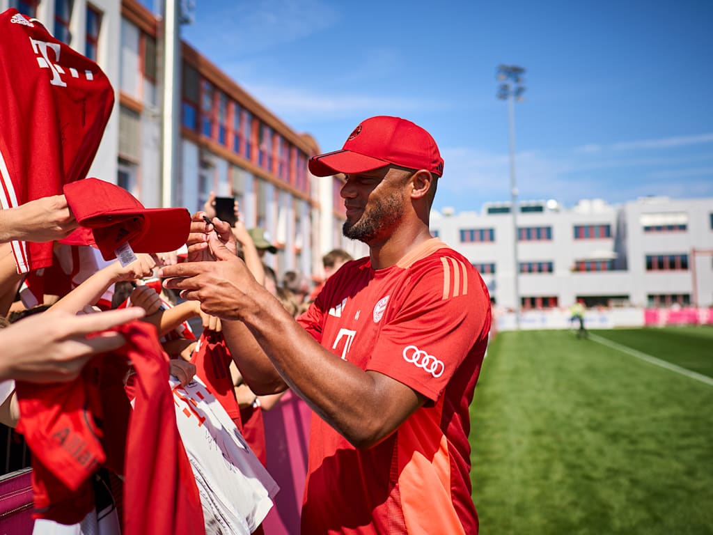 Thomas Müller schreibt Autogramme nach dem Training des FC Bayern