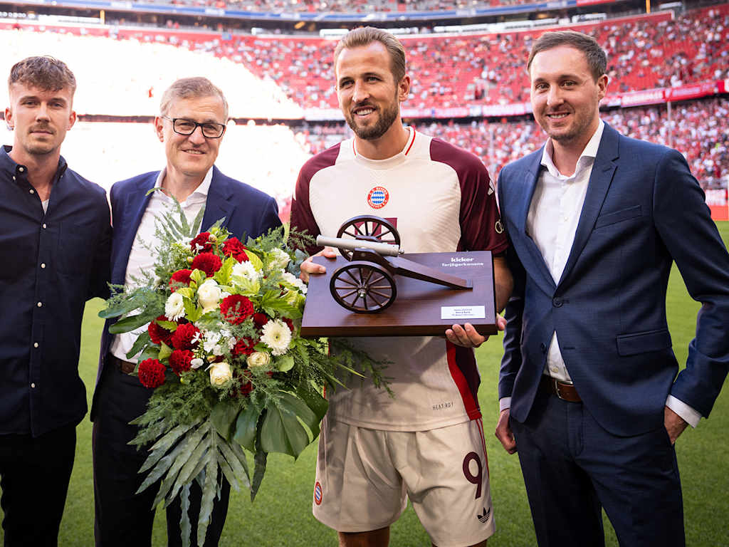 Harry Kane recibe el cañón de máximo goleador de la temporada 2023/24 de la Bundesliga
