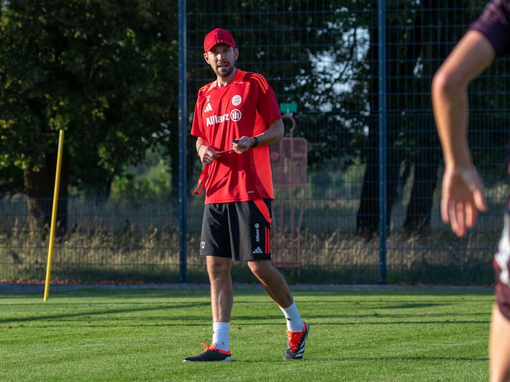 Jérôme Reisacher von den FC Bayern Frauen II während einer Trainingseinheit