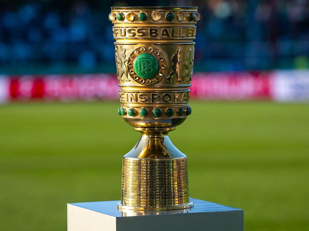 El trofeo de la Copa DFB sobre el terreno de juego