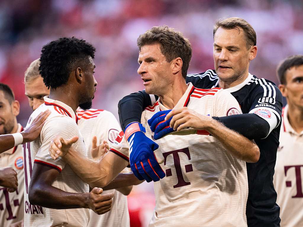 Thomas Müller jubelt mit seinem Mannschaftskollegen nach seinem Tor in seinem Rekordspiel für den FC Bayern