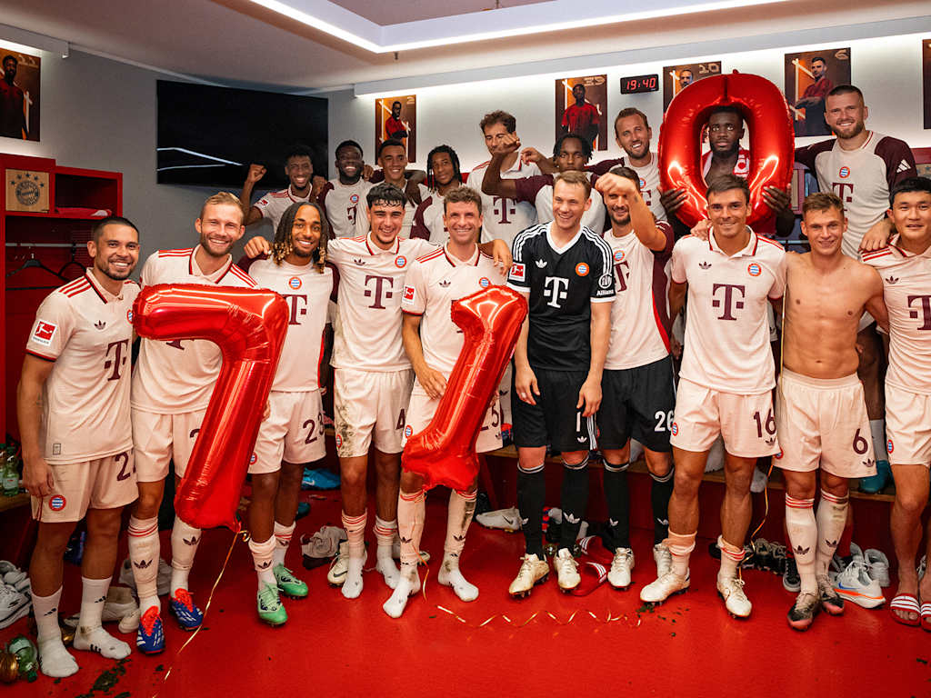 Die Mannschaft des FC Bayern feiert Thomas Müller für seinen Rekord in der Kabine
