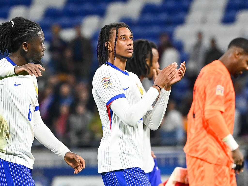 Michael Olise aplaude a la afición tras el partido contra Bélgica