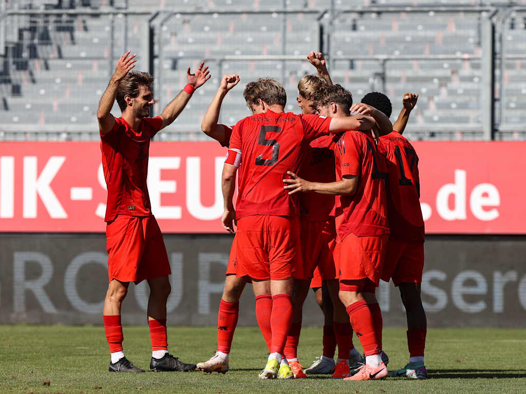 Jubeltraube der Spieler der FC Bayern Amateure