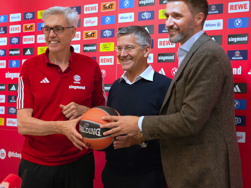 Gordon Herbert, Herbert Hainer und Marko Pesic bei der Pressekonferenz zum Saisonauftakt des FC Bayern Basketball