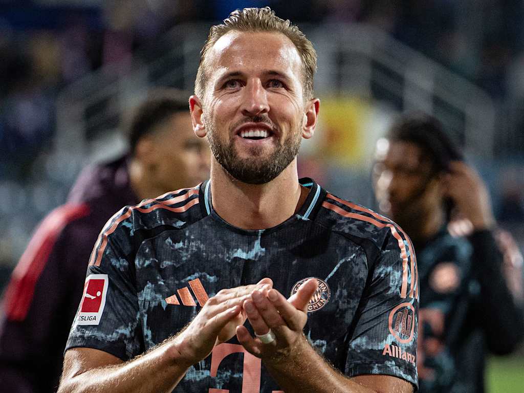 Harry Kane applaudiert nach dem Sieg in Kiel Richtung der FC Bayern-Fans