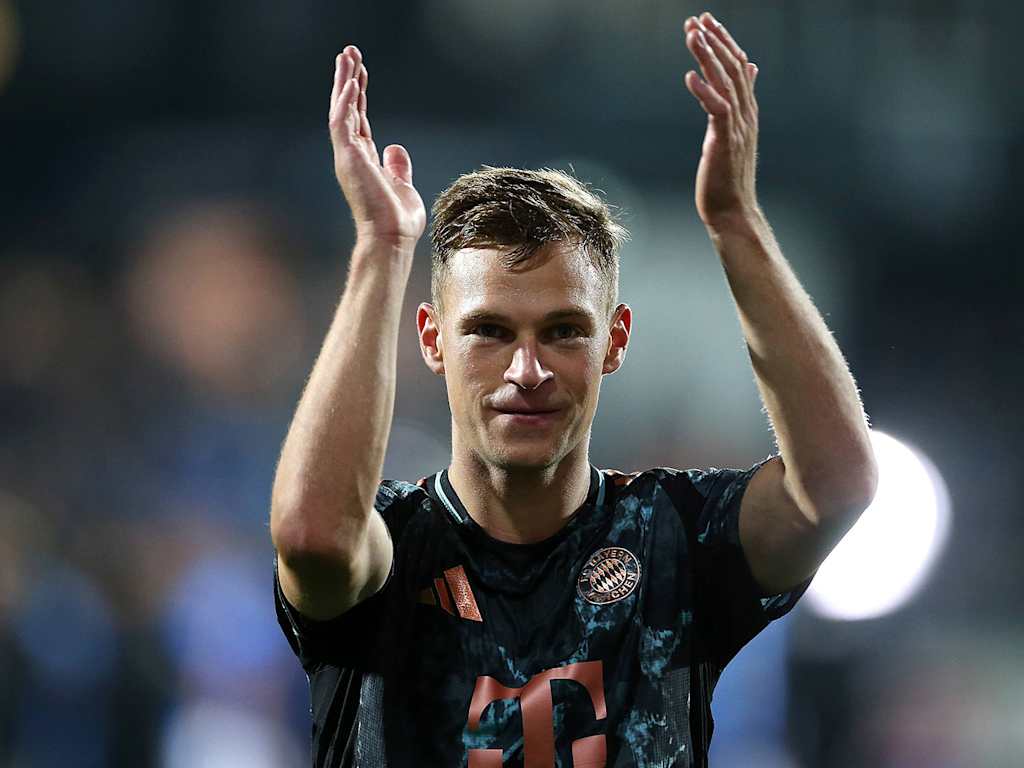 Joshua Kimmich jubelt mit den Fans nach dem Spiel in Kiel