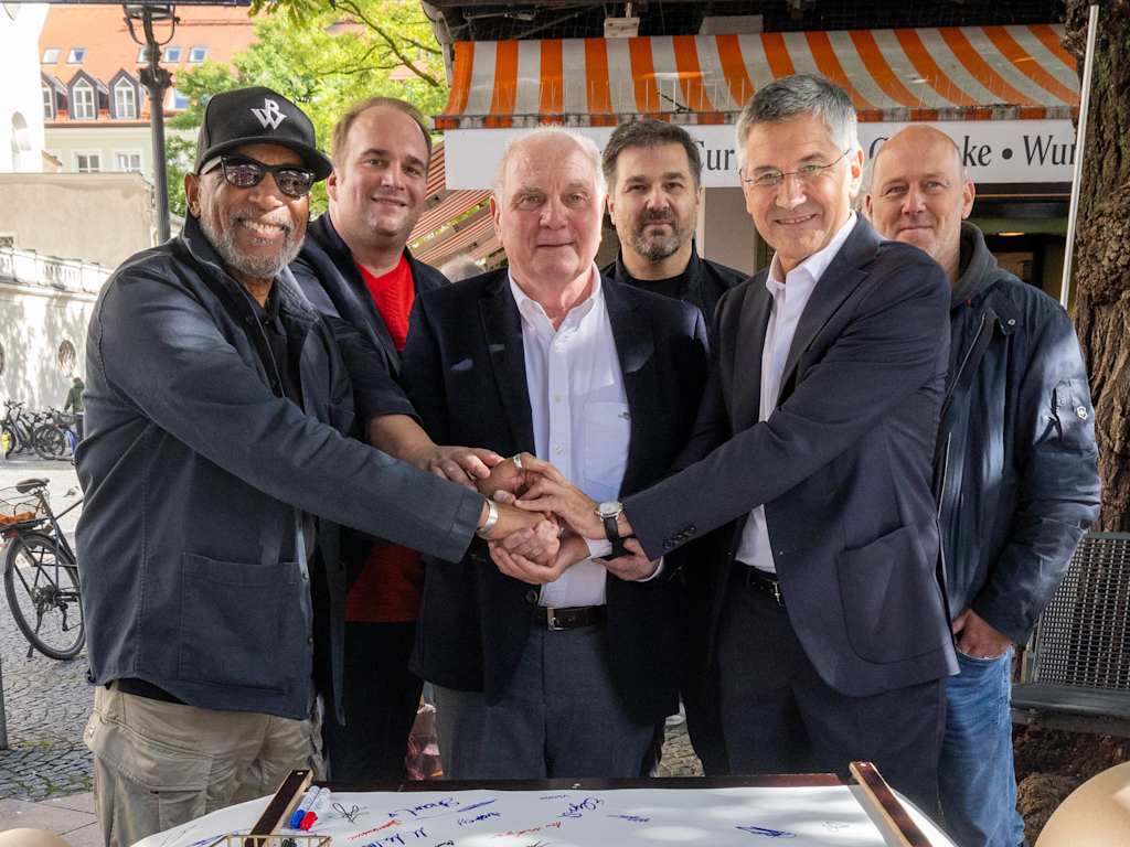 Uli Hoeneß und Herbert Hainer unterschreiben am Viktualienmarkt.