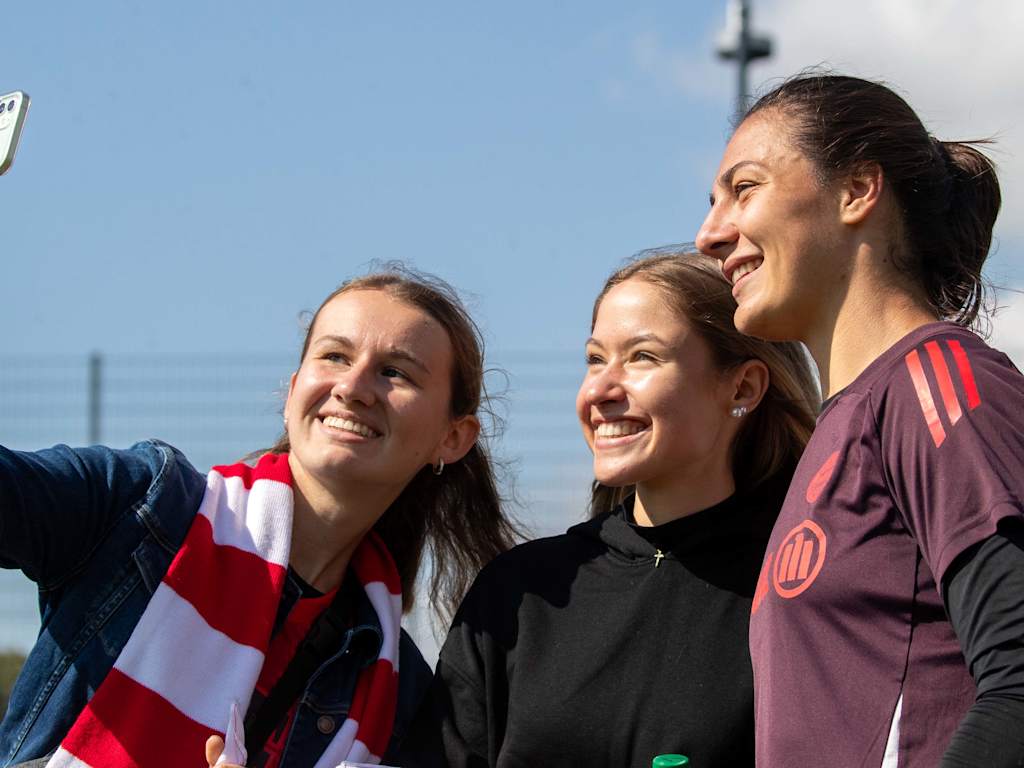 Maria Luisa Grohs im Training der FC Bayern Frauen mit Fans.
