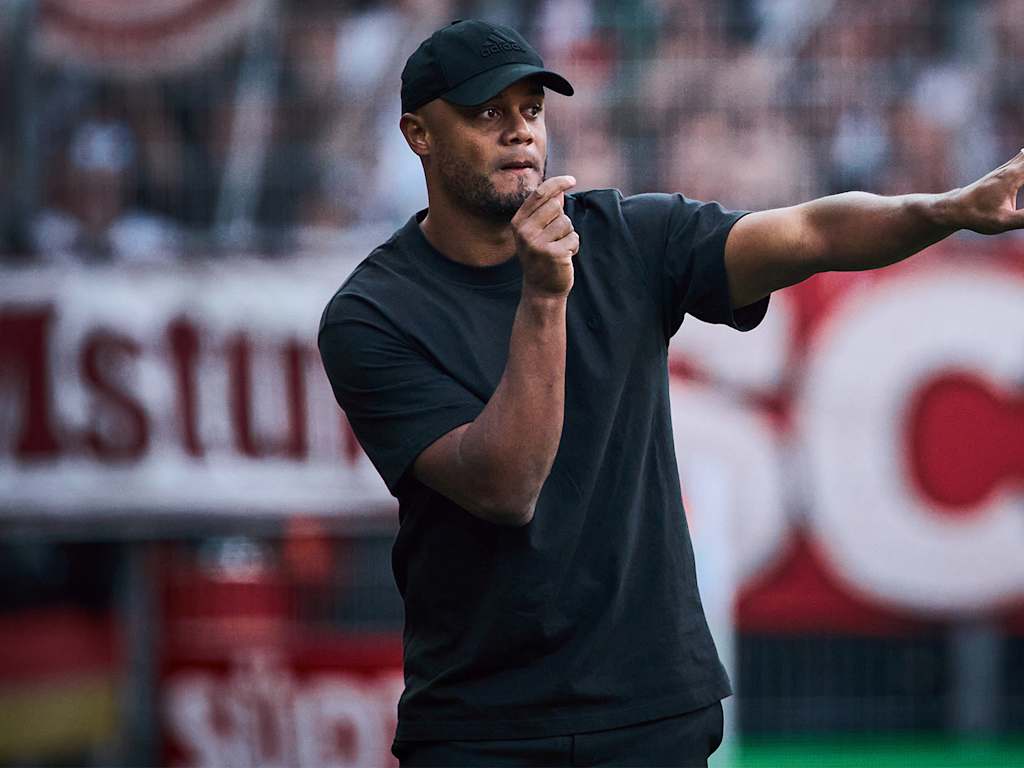 Vincent Kompany gibt im Bundesliga-Spiel in Bremen Anweisungen.