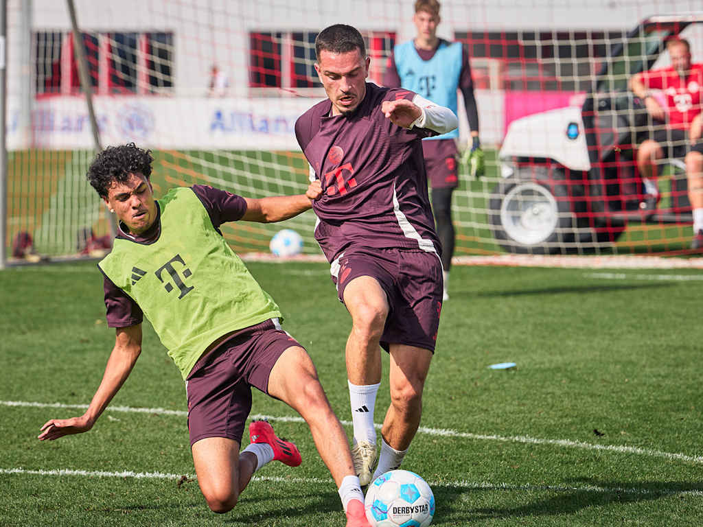 Adam Aznou y Arijon Ibrahimovic en un duelo durante el entrenamiento del FC Bayern