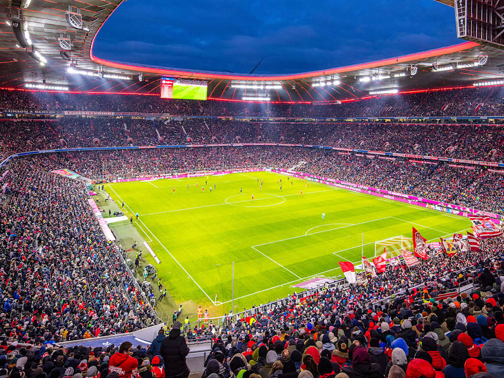 Die ausverkaufte Allianz Arena bei Flutlicht