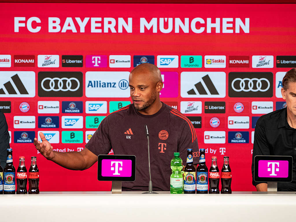 Vincent Kompany habla en la rueda de prensa del FC Bayern