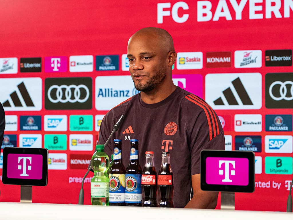 FC Bayern coach Vincent Kompany in Training