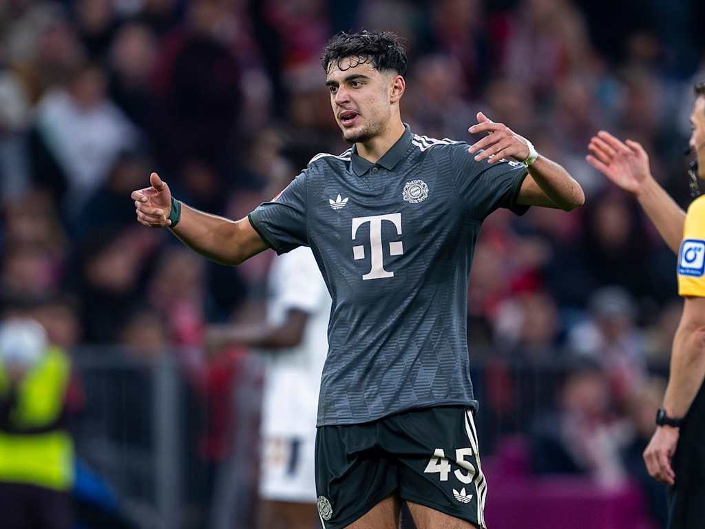 Imagen simbólica: Serge Gnabry golpea dos veces seguidas en el aluminio de la portería del Leverkusen en esta jugada. Lukáš Hrádecký, portero del Bayer, sólo puede mirar atónito.