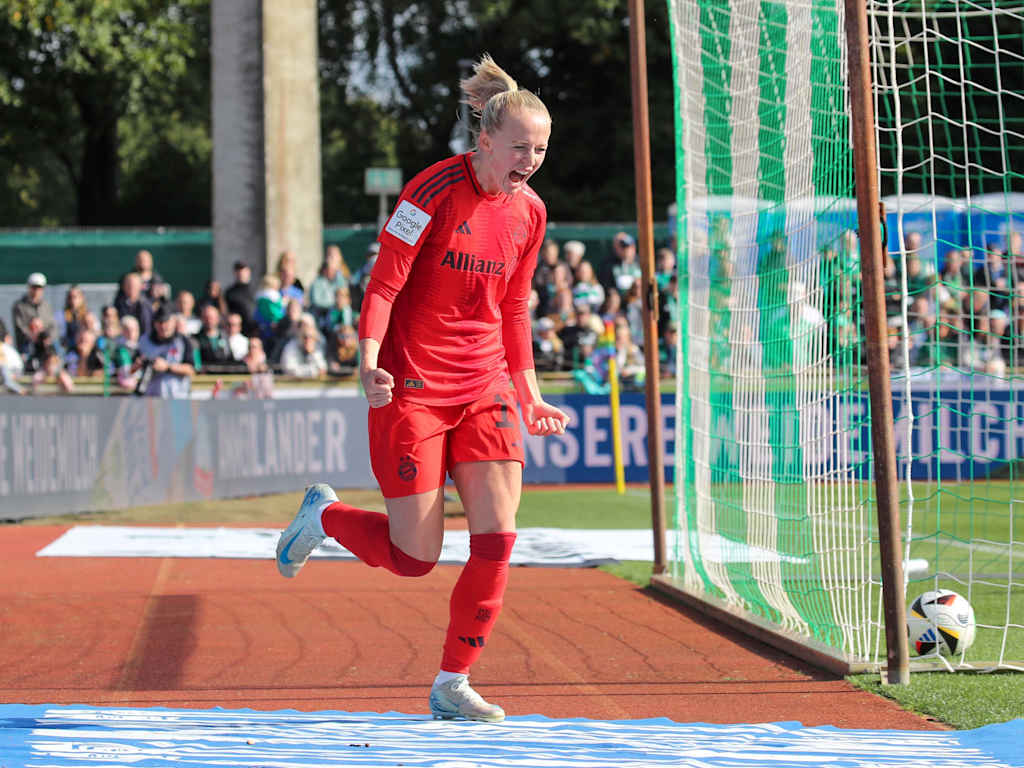 Jubel, FC Bayern Frauen im Spiel gegen Bremen.